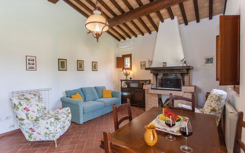 La Collina degli Ulivi 8+2: Mobilia, Parete, Pavimentazione, Interior Design, Casa, Pavimento, Tavolo, Camera, Sedia, Soggiorno
