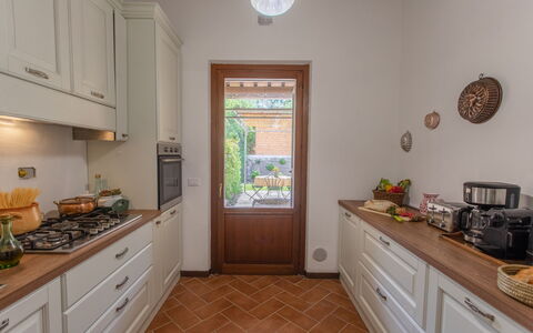 La Collina degli Ulivi 8+2: Cucina, Controsoffitto, Elettrodomestico Da Cucina, Pavimentazione, Interior Design, Cabinetry, Legna, Apparecchio Major, Pavimento, Casa