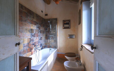 Villa Aperolli 4: Parete, Idraulico Fixture, Bagno, Pavimentazione, Vasca Da Bagno, Interior Design, Pavimento, Rubinetto, Idraulico, Soffitto
