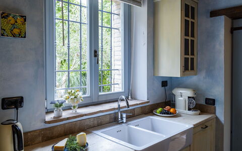 Villa Aperolli 4: Legna, Idraulico Fixture, Rubinetto, Controsoffitto, Interior Design, Lavello, Cucina, Casa, Lavandino Della Cucina, Idraulico
