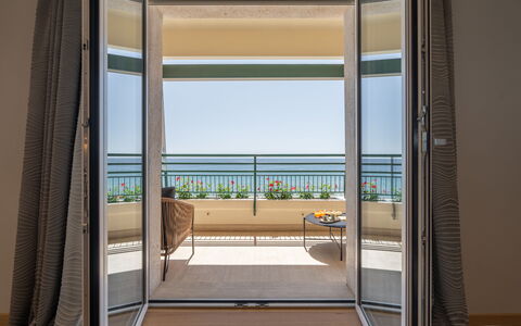 Dimora Mareblu 6: Pavimento, Porta, Porta A Casa, Bicchiere, Shade, Color Legno, Latifoglie, Sedia, Balcone
