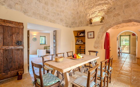Trullo Magnifico 8: Mobilia, Parete, Interior Design, Pavimentazione, Tavolo, Sedia, Cucina & Sala Da Pranzo Tavolo, Soffitto, Sala Da Pranzo, Pavimento