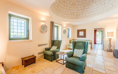 Trullo Magnifico 8: Parete, Interior Design, Pavimentazione, Soffitto, Mobilia, Pavimento, Illuminazione, Camera, Lampada, Soggiorno