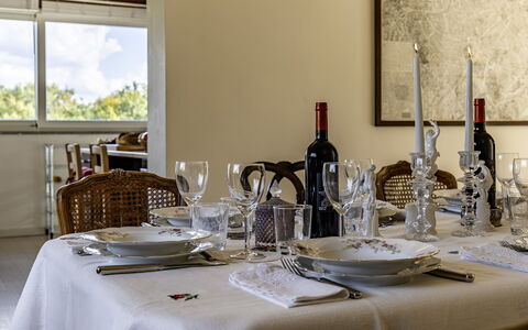 Villa Sparta 8+2: Mobilia, Tavola, Stemware, Interior Design, Tavolo, Bicchieri, Tovaglia, Tessile, Sala Da Pranzo, Sedia