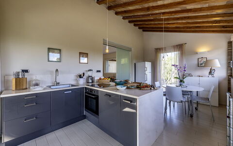 Villa Sparta 8+2: Mobilia, Interior Design, Cucina, Controsoffitto, Elettrodomestico Da Cucina, Pavimentazione, Sedia, Cabinetry, Casa, Camera