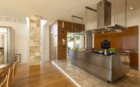 Brightline Villa 8: Interior Design, Pavimentazione, Mobilia, Cucina, Pavimento, Controsoffitto, Legna, Soffitto, Lampada, Casa