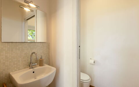 Brightline Villa 8: Bagno, Lavandino Del Bagno, Idraulico Fixture, Parete, Pavimentazione, Interior Design, Pavimento, Specchio, Lavello, Idraulico