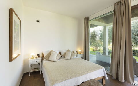 Brightline Villa 8: Letto, Pavimentazione, Camera Da Letto, Interior Design, Pavimento, Mobilia, Lenzuolo, Bedding, Soffitto, Legna