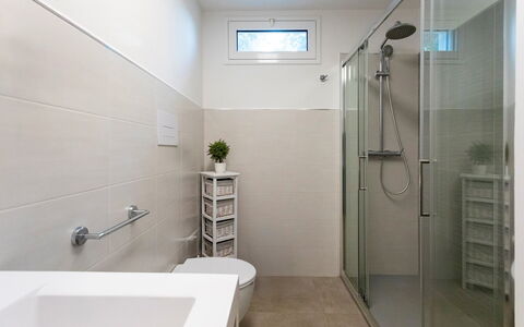 Villa dei Sospiri 4: Bagno, Pavimentazione, Idraulico Fixture, Interior Design, Pavimento, Parete, Gabinetto, Lavandino Del Bagno, Mobiletto Del Bagno, Rubinetto