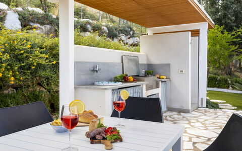 Villa dei Sospiri 4: Mobilia, Sedia, Mobili Da Esterno, Giardino, Shade, Pianta Della Casa, Cucina & Sala Da Pranzo Tavolo, Struttura Esterna, Terrazza, Design