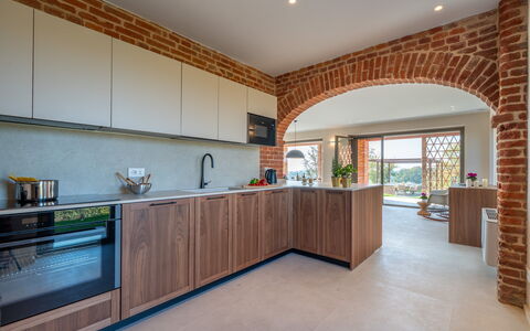 Cascina Buzio 12: Cucina, Legna, Interior Design, Mobilia, Controsoffitto, Pavimentazione, Soffitto, Brick, Cabinetry, Camera