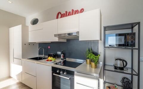 Aurora 2+2: Cucina, Elettrodomestico Da Cucina, Controsoffitto, Cabinetry, Apparecchio Major, Interior Design, Cucina Stufa, Mobilia, Elettrodomestico, Pavimentazione
