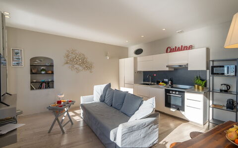 Aurora 2+2: Mobilia, Interior Design, Pavimentazione, Camera, Pavimento, Legna, Soffitto, Divano, Tessile, Illuminazione