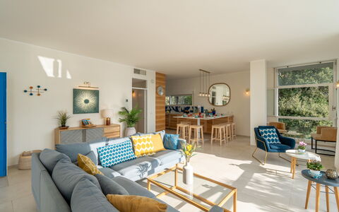 Casa Chiara 6+2: Mobilia, Interior Design, Pavimentazione, Divano, Legna, Pavimento, Sedia, Tavolo, Soggiorno, Camera