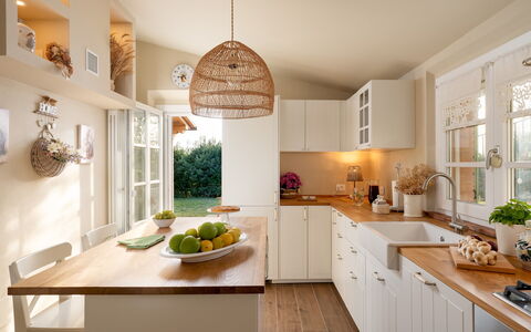 Villino Ariachiara 6: Mobilia, Interior Design, Controsoffitto, Cucina, Cabinetry, Pavimentazione, Casa, Vaso Di Fiori, Tavola, Illuminazione