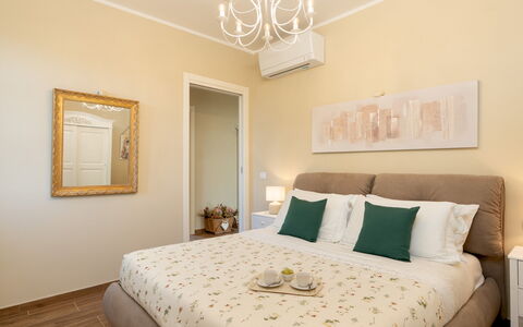 Villino Ariachiara 6: Mobilia, Letto, Interior Design, Camera Da Letto, Parete, Pavimento, Legna, Camera, Pavimentazione, Soffitto
