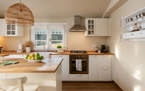 Villino Ariachiara 6: Mobilia, Cucina, Controsoffitto, Cabinetry, Elettrodomestico Da Cucina, Interior Design, Pavimentazione, Legna, Lampada, Elettrodomestico