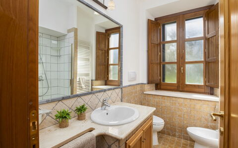 Villa Cusano 18: Lavandino Del Bagno, Idraulico Fixture, Lavello, Bagno, Pavimentazione, Interior Design, Pavimento, Rubinetto, Soffitto, Mobiletto Del Bagno