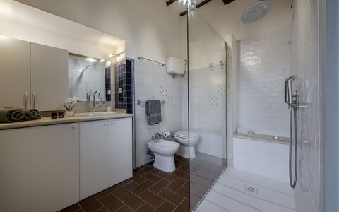 Il Castellare 14: Pavimentazione, Bagno, Pavimento, Idraulico Fixture, Interior Design, Soffitto, Idraulico, Camera, Rubinetto, Doccia