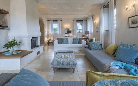 Casa Sant'Elia 7+3: Mobilia, Interior Design, Divano, Pavimentazione, Tavolo, Soggiorno, Camera, Pavimento, Soffitto, Sedia