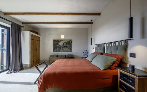 I Tramonti 10+2: Mobilia, Interior Design, Letto, Parete, Pavimentazione, Camera Da Letto, Pavimento, Legna, Soffitto, Camera