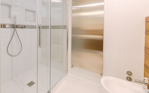 Villa la Perla Bianca 10: Bagno, Pavimentazione, Pavimento, Interior Design, Idraulico Fixture, Parete, Legna, Idraulico, Camera, Doccia