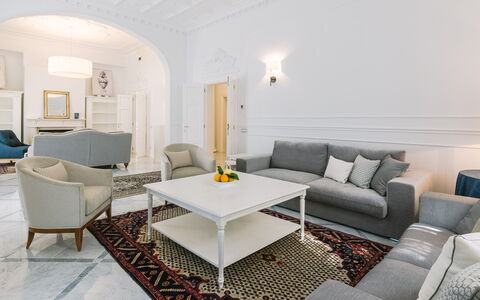 Villa la Perla Bianca 10: Mobilia, Interior Design, Divano, Pavimentazione, Soggiorno, Pavimento, Soffitto, Tavolo, Camera, Illuminazione