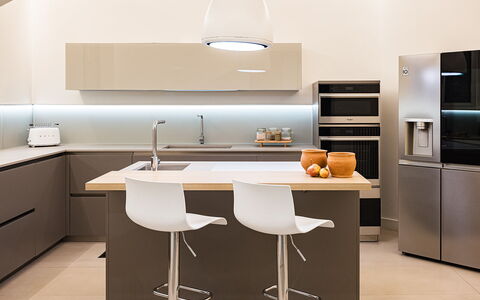 Villa Giulia 8: Mobilia, Interior Design, Cucina, Cabinetry, Controsoffitto, Elettrodomestico Da Cucina, Pavimentazione, Legna, Lampada, Elettrodomestico
