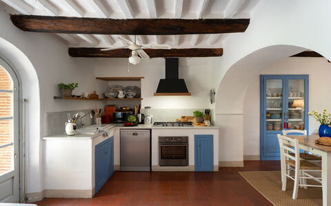 Villa delle Silerchie 10: Mobilia, Cucina, Interior Design, Pavimentazione, Elettrodomestico Da Cucina, Casa, Controsoffitto, Cabinetry, Pavimento, Sedia