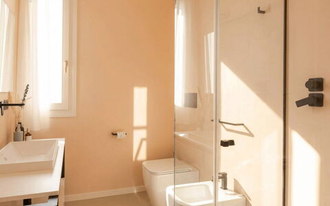 Villa Oxa 12+2: Pavimentazione, Parete, Idraulico Fixture, Bagno, Pavimento, Lavandino Del Bagno, Interior Design, Lavello, Gabinetto, Idraulico
