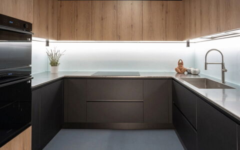 Villa Oxa 12+2: Legna, Cucina, Interior Design, Elettrodomestico Da Cucina, Pavimentazione, Soffitto, Controsoffitto, Cabinetry, Lampada