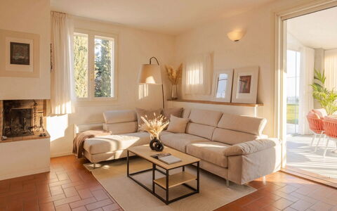 Villa Oxa 12+2: Mobilia, Interior Design, Pavimentazione, Divano, Pavimento, Parete, Soggiorno, Camera, Legna, Tavolo