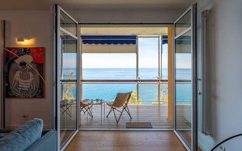 La Scogliera di Sori 5+1: Legna, Mobilia, Pavimento, Mare, Sedia, Oceano, Balcone, Bicchiere, Color Legno, Latifoglie