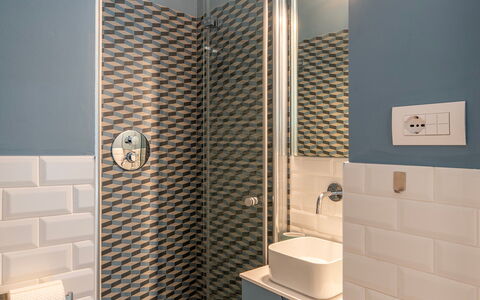 La Scogliera di Sori 5+1: Parete, Bagno, Pavimentazione, Interior Design, Idraulico Fixture, Pavimento, Piastrella, Gabinetto, Idraulico, Casa