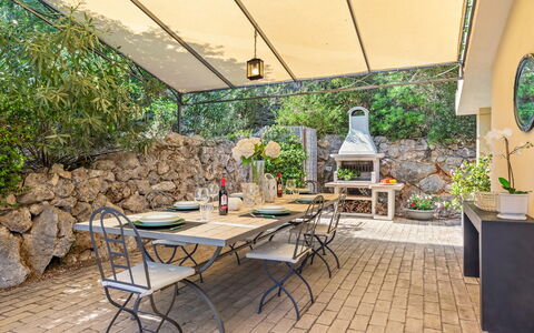 Villa Althaea 6: Mobilia, Tavolo, Mobili Da Esterno, Sedia, Cucina & Sala Da Pranzo Tavolo, Tavolo Esterno, Vaso Di Fiori, Giardino, Shade, Terrazza