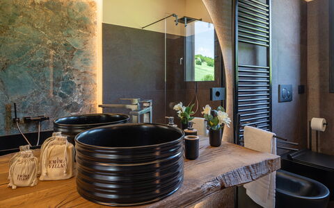 Villa Mamon 6+2: Interior Design, Idraulico Fixture, Pavimentazione, Mobilia, Legna, Pavimento, Rubinetto, Bagno, Illuminazione, Idraulico