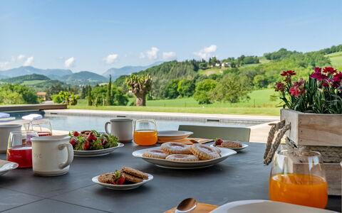 Villa Mamon 6+2: Tavola, Collina, Tavolo, Cibo, Mobilia, Catena Montuosa, Serveware, Dishware