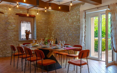 Villa Isola 8+2: Mobilia, Interior Design, Parete, Sedia, Legna, Tavolo, Pavimentazione, Soffitto, Lampada, Sala Da Pranzo