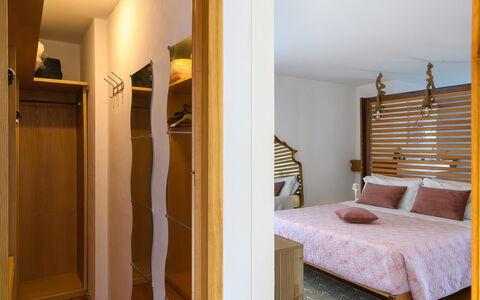 Villa Alma 8+2: Mobilia, Interior Design, Letto, Pavimento, Pavimentazione, Camera Da Letto, Parete, Legna, Lenzuolo, Camera