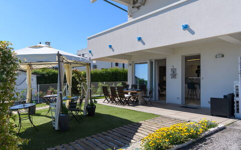 Villa Alma 8+2: Zona Residenziale, Casa, Shade, Estate, Giardino, Landscaping, Cortile, Vaso Di Fiori, Balcone