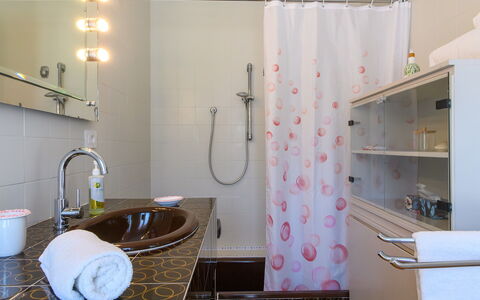 Villa Alma 8+2: Interior Design, Bagno, Idraulico Fixture, Rubinetto, Idraulico, Lavandino Del Bagno, Pavimentazione, Tenda, Illuminazione, Lavello