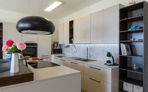 Villa Alma 8+2: Mobilia, Cucina, Controsoffitto, Interior Design, Elettrodomestico Da Cucina, Cabinetry, Pavimentazione, Lampada, Pavimento, Legna