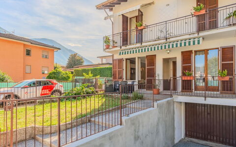 Casa Burli: Balcone, Zona Residenziale, Casa, Casa, Insediamento Umano, Portico, Recinzione, Colonna, Corrimano, Villa