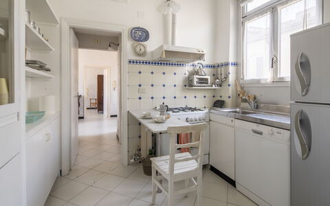 La Terrazza in Centro, Genova: Pavimentazione, Interior Design, Pavimento, Cucina, Mobilia, Soffitto, Controsoffitto, Apparecchio Major, Cabinetry, Elettrodomestico Da Cucina