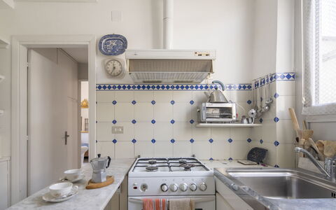 La Terrazza in Centro, Genova: Cucina, Cucina Stufa, Interior Design, Pavimentazione, Apparecchio Major, Stufa A Gas, Elettrodomestico Da Cucina, Controsoffitto, Camera, Stufa