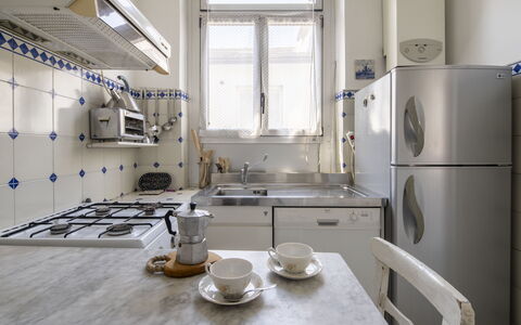La Terrazza in Centro, Genova: Elettrodomestico Da Cucina, Cucina, Apparecchio Major, Controsoffitto, Pavimentazione, Elettrodomestico, Cucina Stufa, Interior Design, Pavimento, Cabinetry