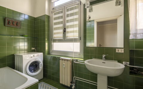 La Terrazza in Centro, Genova: Pavimentazione, Idraulico Fixture, Interior Design, Pavimento, Soffitto, Idraulico, Lavello, Rubinetto, Piastrella, Bagno