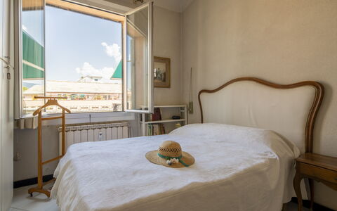 La Terrazza in Centro, Genova: Camera Da Letto, Interior Design, Letto, Lenzuolo, Bedding, Pavimento, Biancheria, Mobilia, Camera, Telaio Del Letto