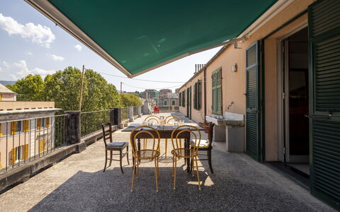 La Terrazza in Centro, Genova: Shade, Sedia, Balcone, Pianta Della Casa