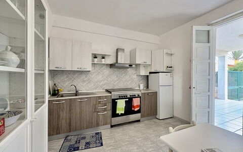 Villa Franca: Cucina, Apparecchio Major, Elettrodomestico Da Cucina, Controsoffitto, Pavimentazione, Mobilia, Pavimento, Interior Design, Cabinetry, Elettrodomestico